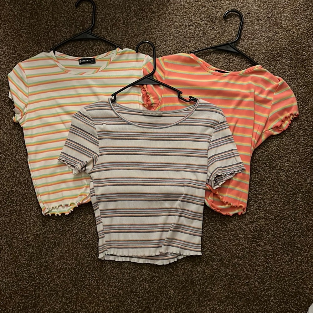 Cute comfy crop tops from popular 21 and Active USA! These are all in Size:L